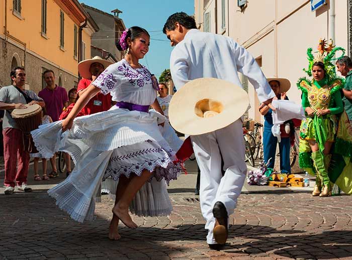 Pasacalle de bailes peruanos - Plaza Norte